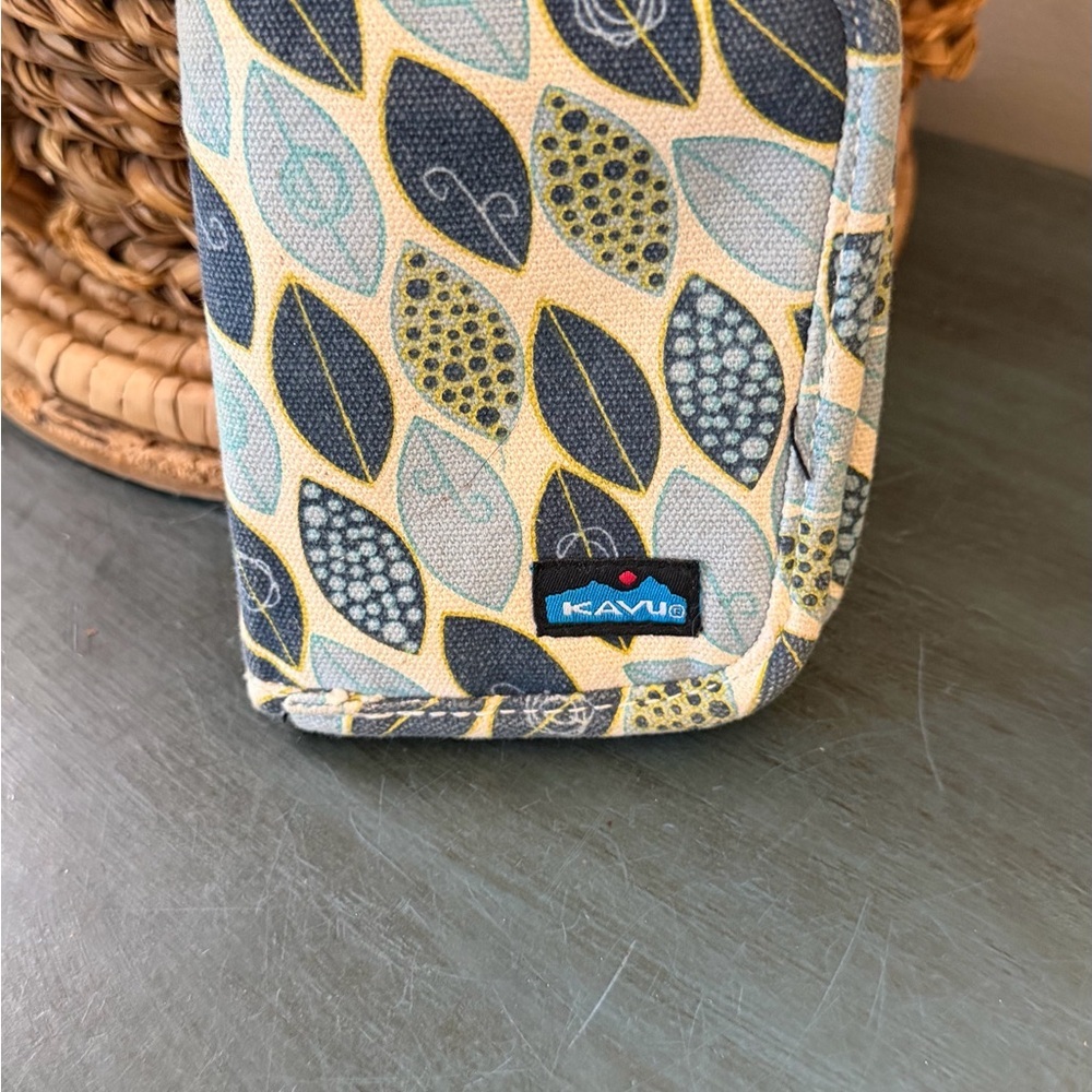 Kavu Big Spender zippy  trim-fold wallet with leaf pattern. Snap closure - Picture 6 of 16